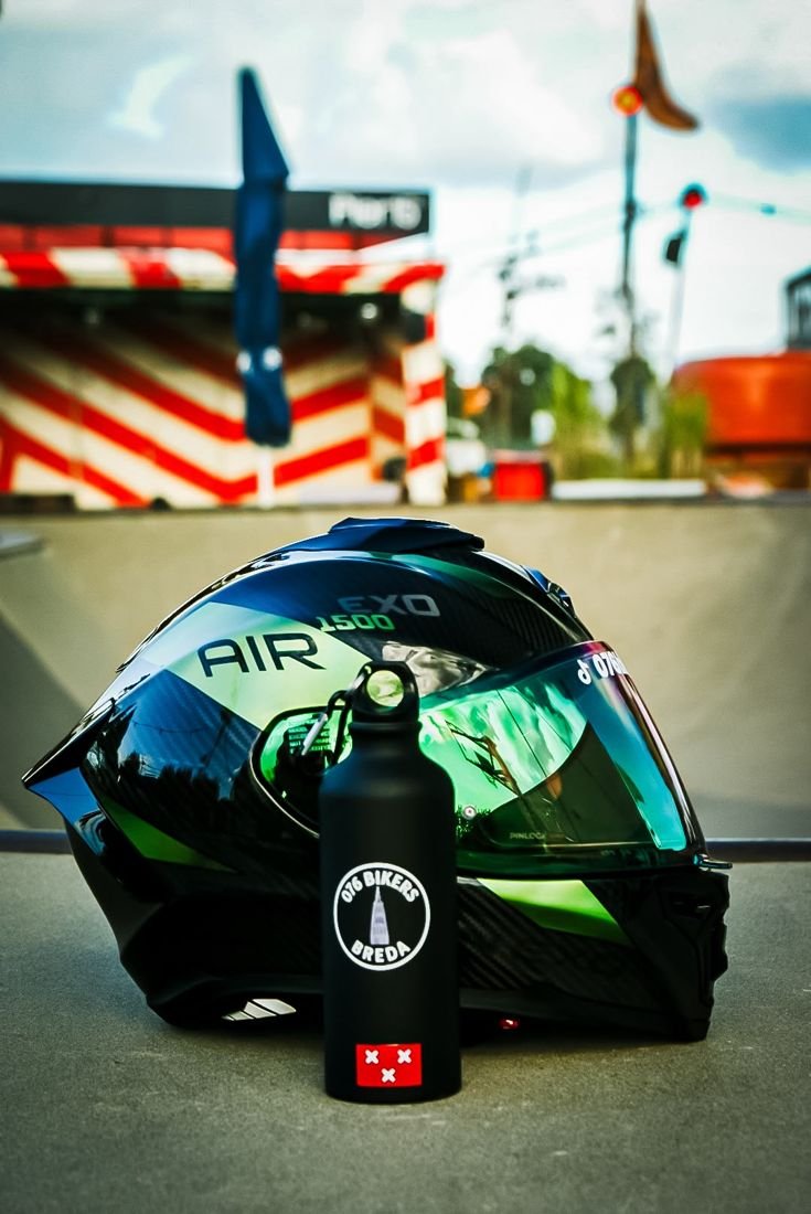Helm en 076 Bikers drinkfles op het skatepark