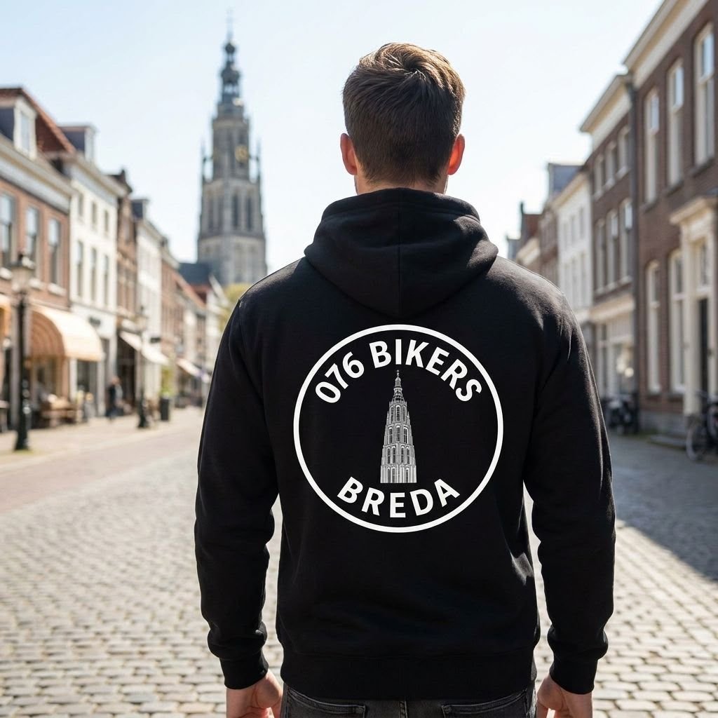Zwarte hoodie met het ronde 076 Bikers Breda-logo op de rug