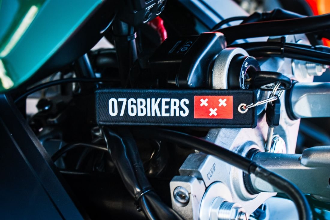 076BIKERS sleutelhanger aan een motorsleutel