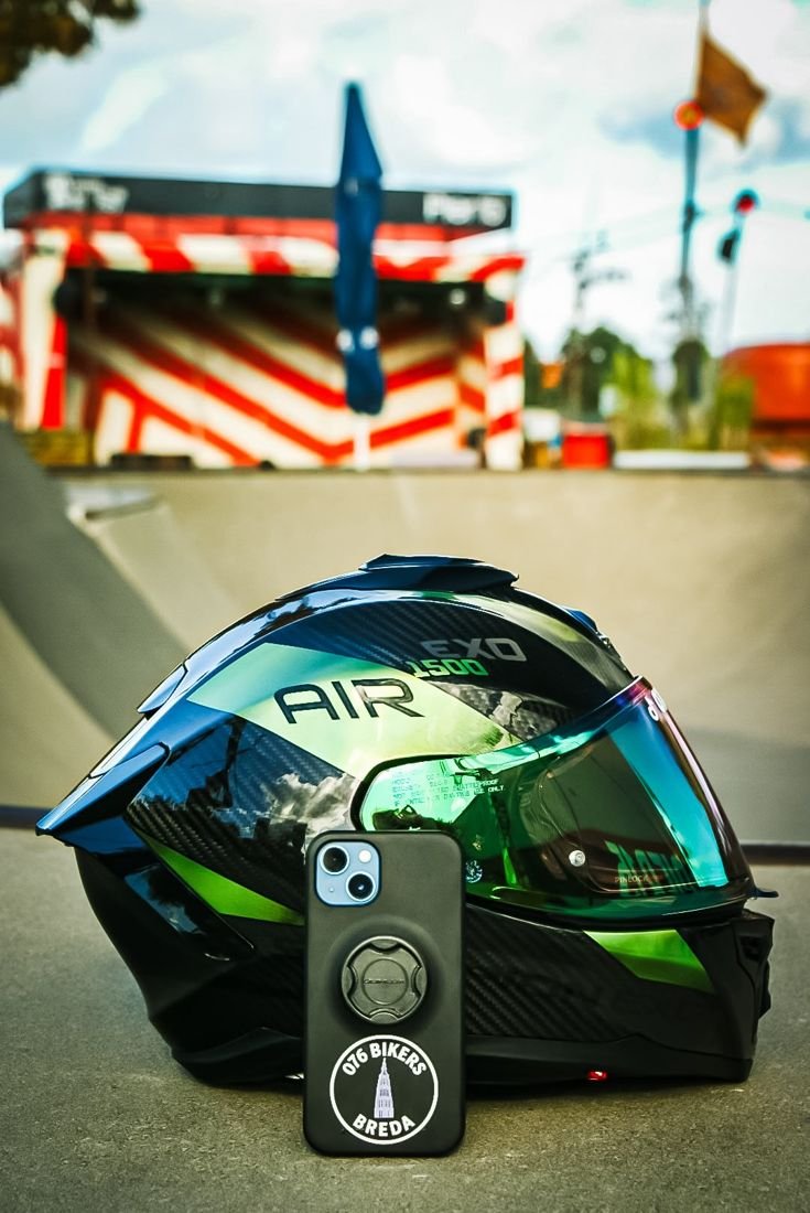 Helm en 076 Bikers telefoonhoesje op het skatepark