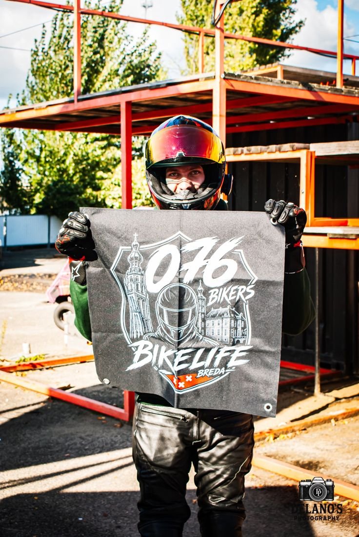 Rider houdt de 076 Bikers vlag voor zich